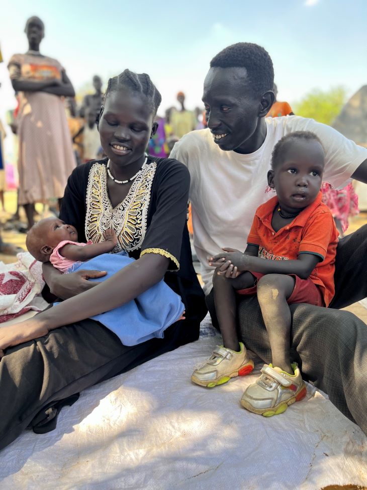 Atem Mabot sammen med kone og barn i leiren i Gomgoi. Atems datter Grace ble født på sykehuset i Agok rett før familien måtte flykte på grunn av vold. 