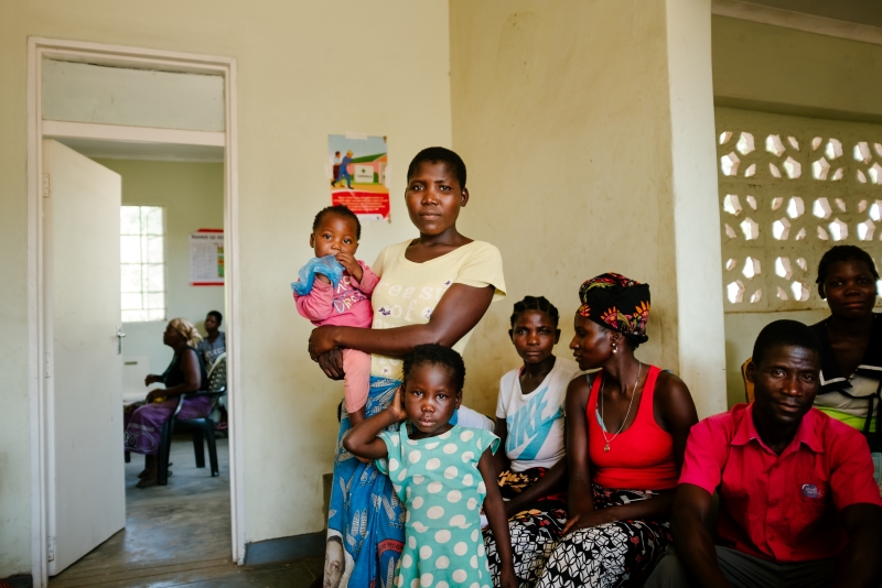 Joana med to av barna sine ved Mbenje helsesenter i Nsanje distriktssykehus. Hun har fire barn; en er HIV-positiv. Joana er for tiden på ARV-behandling.