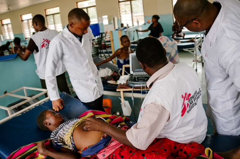 Lite er 20 år og har hiv. Her undersøkes hun av lokalt ansatte på en hiv- klinikk i Nsjane-distriktet.